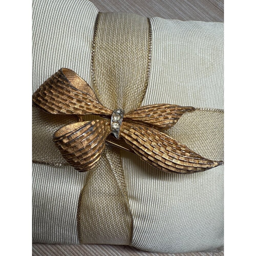 Vintage Gerr's Gold-Tone Bow Brooch With Rhinestones & Textured Ribbon Design